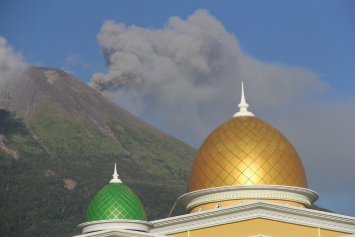 Gunung Gamalama Meletus, Bandara Babullah Ternate Ditutup