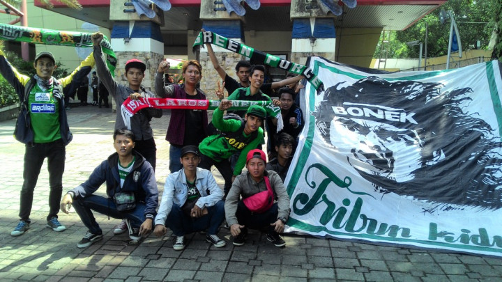 Lolos dari Stadion Tugu, Puluhan Bonek <i>Selfie</i> di Ancol