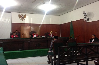 Legislator dan Majelis Hakim 'Bahas' Singkatan S1 di Sidang