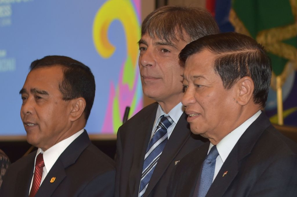 Agum Gumelar. (Kanan). (Foto: AFP/ Adek Berry)