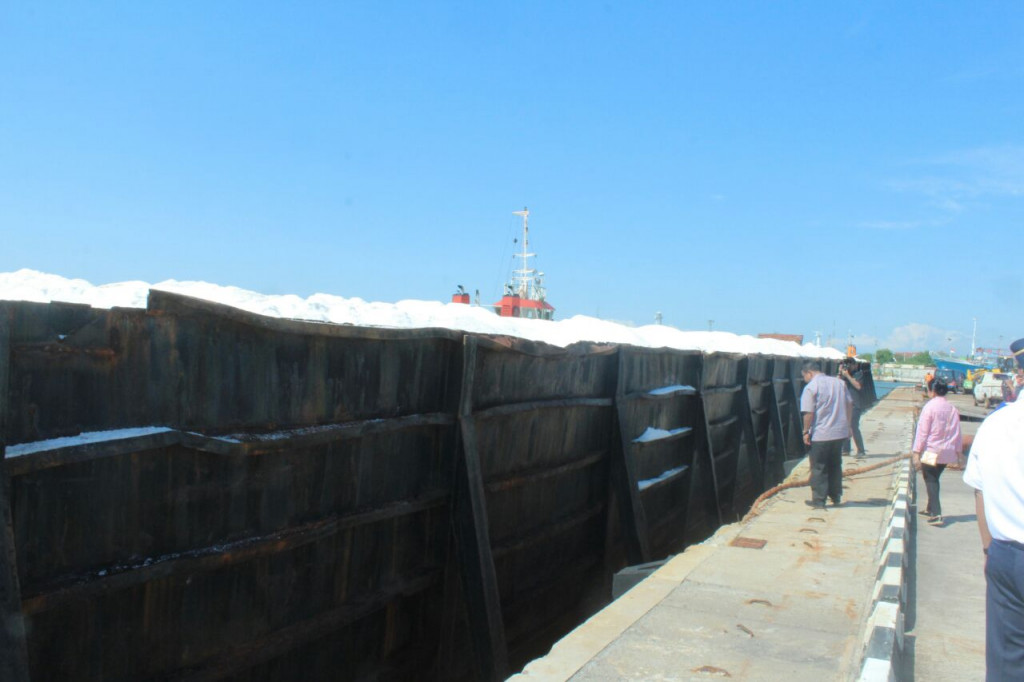 Kapal tongkang bermuatan garam industri bersandar di Pelabuhan Cirebon, Rabu (3/8/2016). (Metrotvnews.com/Ahmad Rofahan)