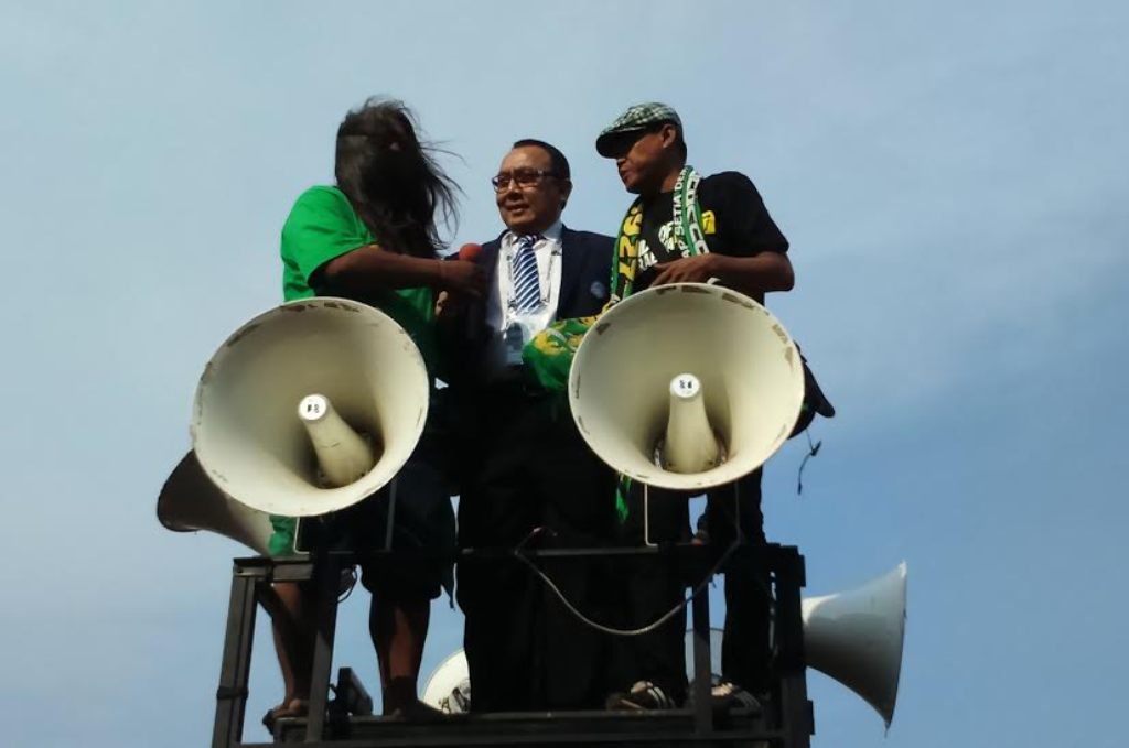Toni Apriani (tengah) saat menemui Bonek atas mobil berpengeras suara di Stadion Tugu Jakut, Rabu 3/8/2016 (Foto: MTVN/Rendy)