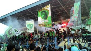 Ratusan Bonek Masih Bertahan di Stadion Tugu