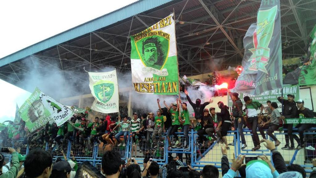 Ribuan Bonek saat berada di Stadion Tugu, Semper, Jakarta Utara (Foto: MTVN/Kautsar)