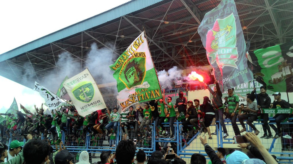 Bonek memadati Stadion Tugu, Semper, Jakarta Utara. (Foto: MTVN/Zam)