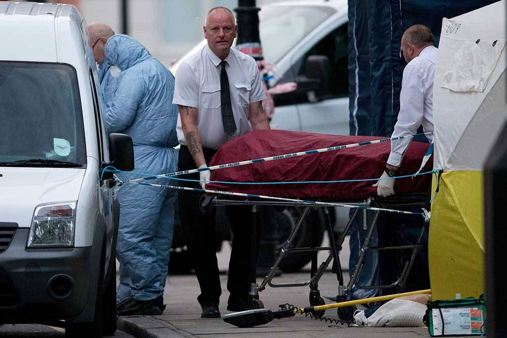 Seorang perempuan tewas sementara lima orang lainnya luka-luka akibat insiden penusukan di Russell Square, London, Rabu (3/8/2016) malam waktu setempat. Pelaku ditangkap petugas, sementara motifnya tengah diselidiki. AFP/Justin Tallis.
