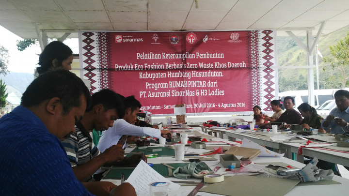 Warga Humbang Hasundutan Antusias Ikut Pelatihan <i>Eco Fashion</i>