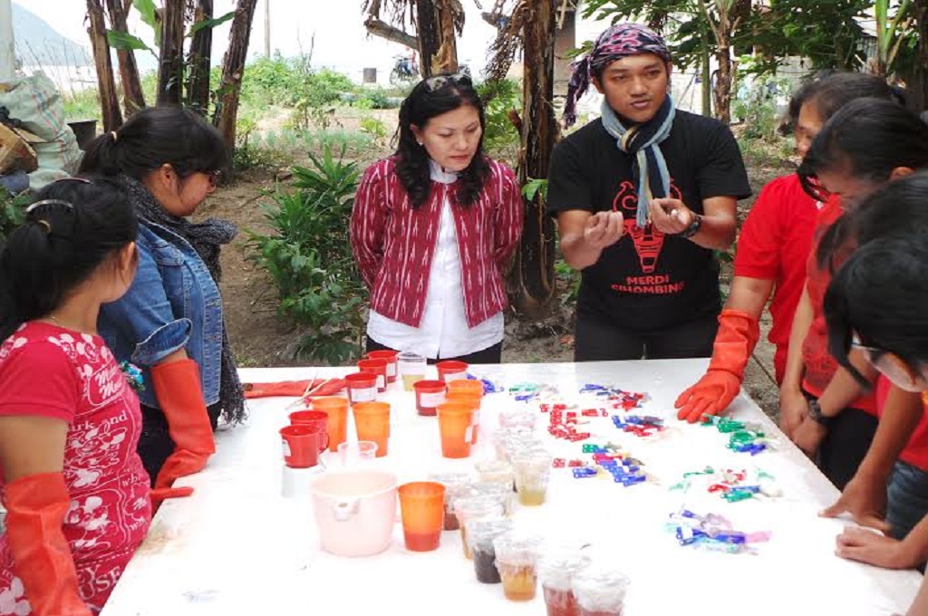 ?Pengrajin kain uis mendapat pelatihan untuk mendapatkan pewarna alami dari sayuran, MTVN - Budi Warsito