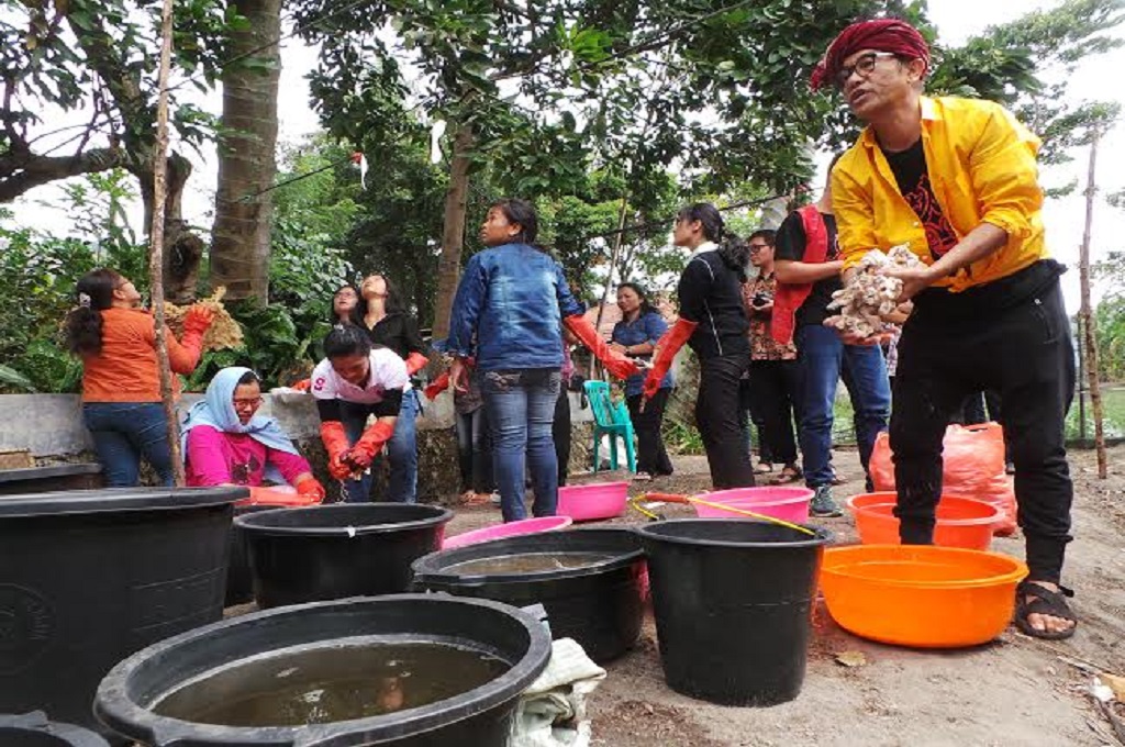 Peserta mendapat pelatihan mewarnai bahan kain dari pewarna alami seperti sayuran, MTVN - Budi Warsito