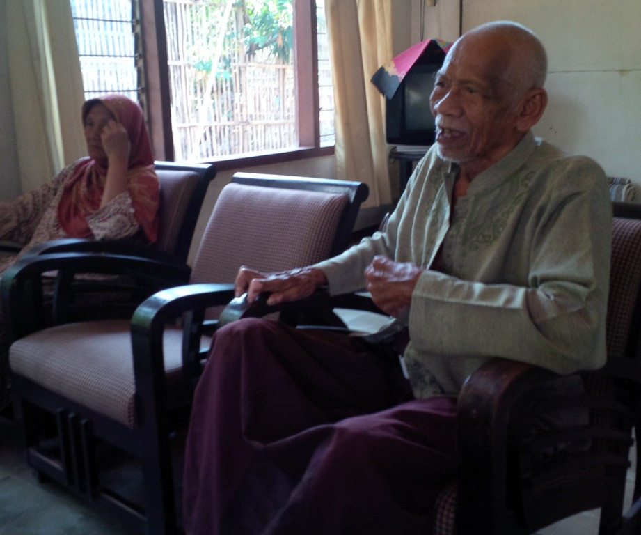 Ambari didampingi anak tunggalnya, Asrifah saat ditemui di rumahnya di Kelurahan Pelandakan, Kecamatan Harjamukti, Kota Cirebon, Jawa Barat (Foto: MTVN/Ahamd Rofahan)