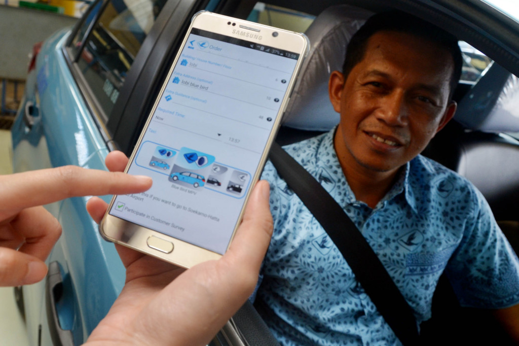 Pelanggan memesan taksi Blue Bird melalui call centre atau aplikasi. (ANTARA FOTO/Adrian)