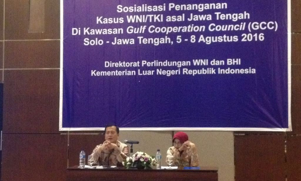 Direktur PWNI dan BHI Kementerian Luar Negeri RI, Lalu Muhamad Iqbal  (Kiri) (Foto: Sonya Michaella/MTVN)