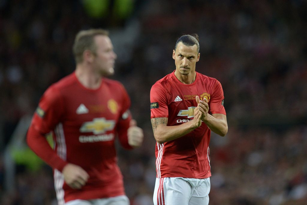 Penyerangan Manchester United, Wayne Rooney (kiri) dan Zlatan Ibrahimovic (kanan). (AFP PHOTO / OLI SCARFF)