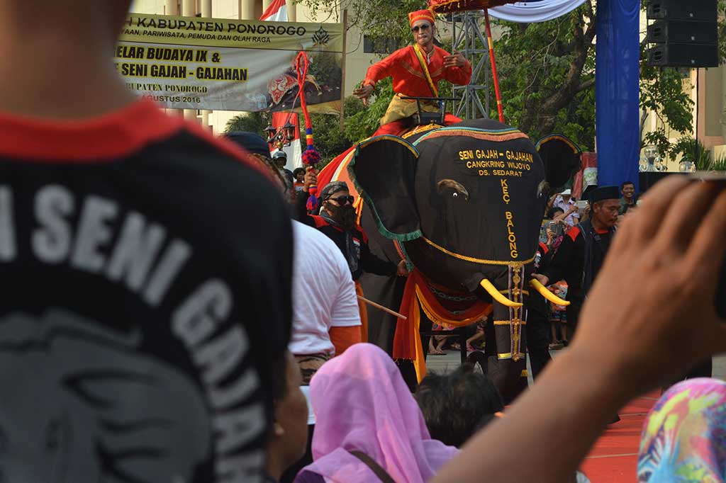 Belasan Grup Ikuti Parade Seni Gajah-gajahan