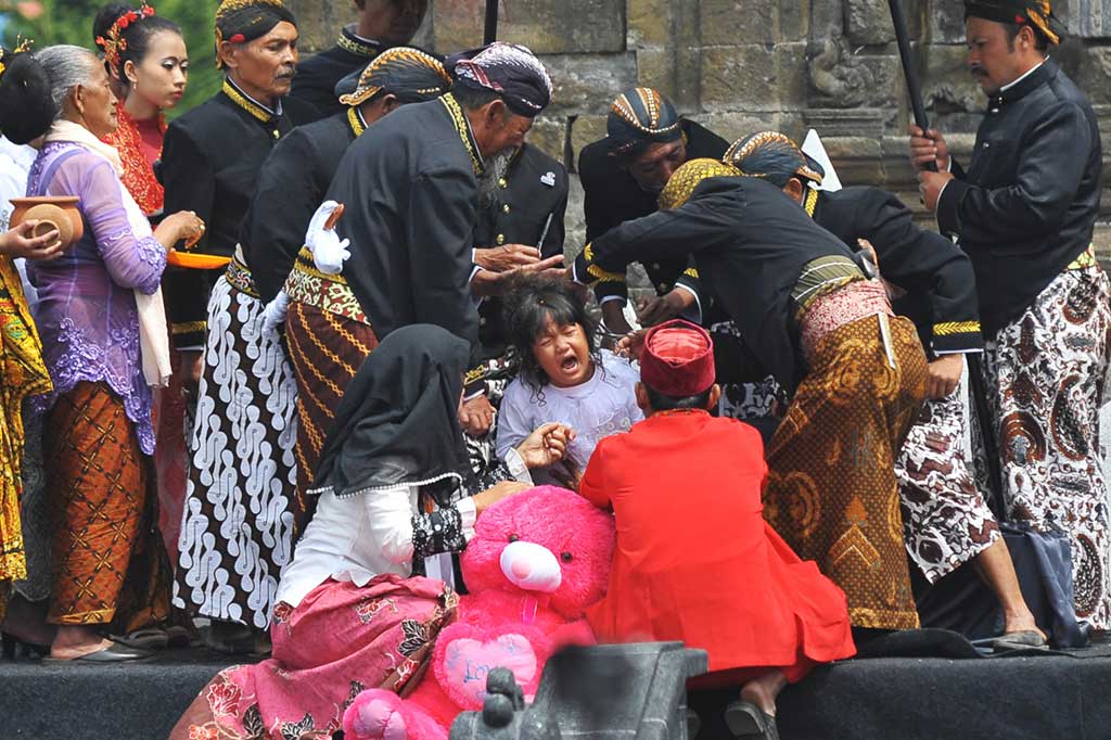 Wisatawan Antusias Saksikan Pemotongan Rambul Gimbal