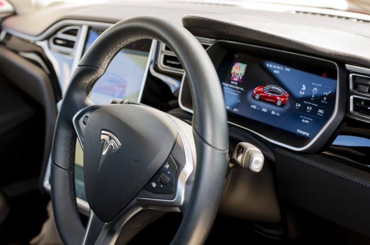 Autopilot Tesla Model X Berhasil Antar Pria Ini ke Rumah Sakit