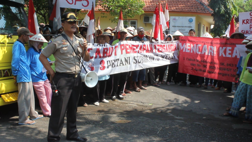 Polisi menenangkan massa pengunjuk rasa di Kantor Perhutani Kendal, Jawa Tengah, Senin (8/8/2016). (Metrotvnews.com/Iswahyudi)