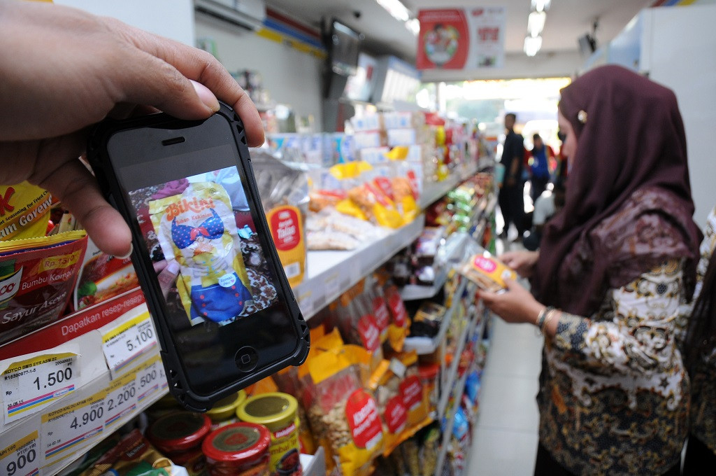 Petugas Dinas Perindustrian dan Perdagangan Kota Depok memeriksa sejumlah makanan kemasan saat sidak di pusat belanja dan gerai waralaba, Ant - Indrianto Eko