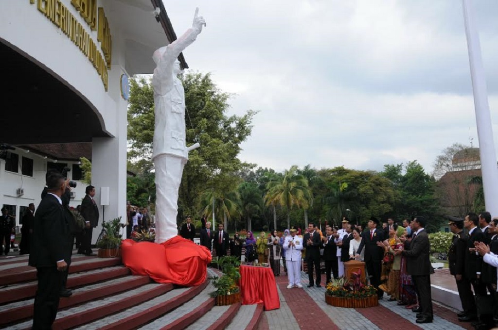 Jokowi meresmikan patung Bung Karno di IPDN Jatinangor, MTVN - Ismail