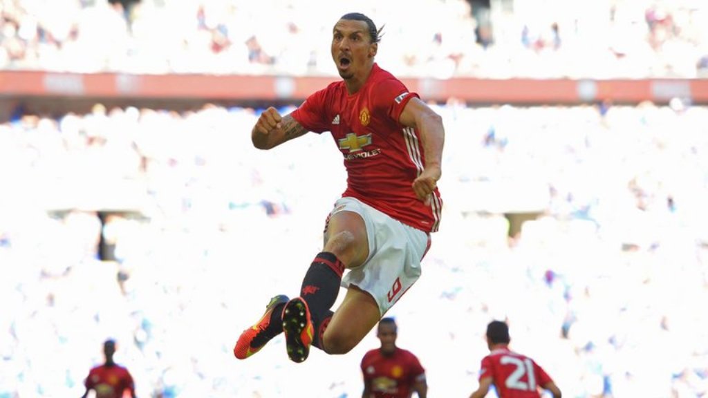 Ibrahimovic selebrasi usai mencetak gol ke gawang Leicester City