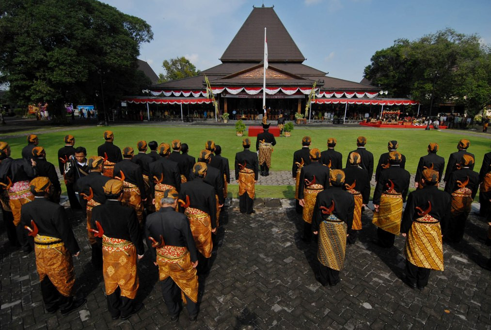 Jajaran pegawai Pemkot Solo, Jateng menggelar upacara dengan baju adat Jawa. (Media Indonesia/Widjajadi)
