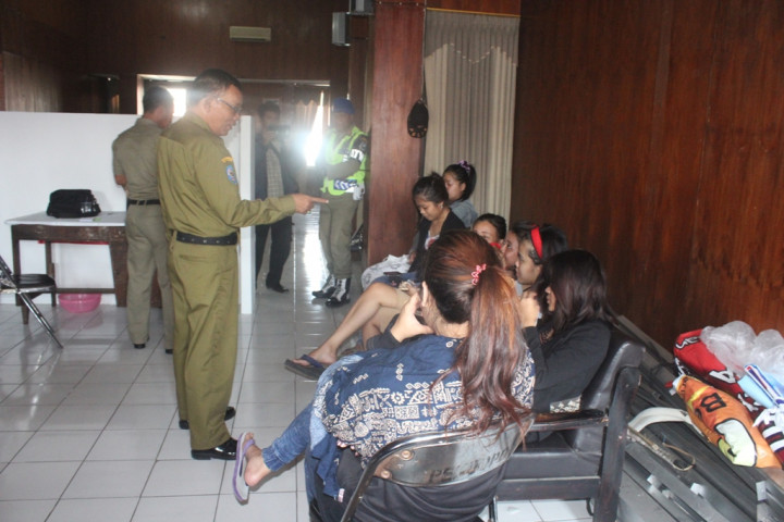 Belasan Pemandu Lagu Karaoke Terjaring Razia di Tegal