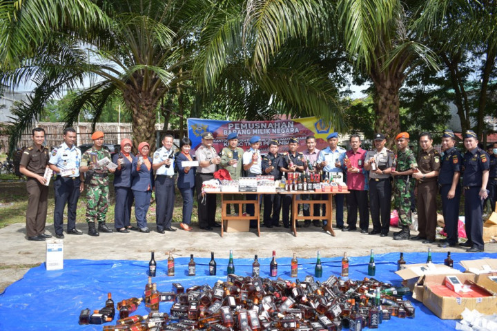 Bea Cukai Pekanbaru Musnahkan Ribuan Botol Miras