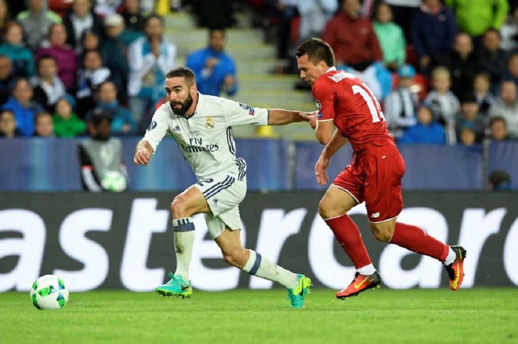 Dani Carvajal (kiri) menjadi penentu kemenangan Madrid atas Sevilla (Foto: twitter)