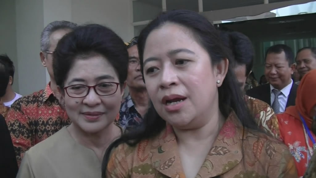Menko Pembangunan Manusia dan Kebudayaan Puan Maharani dan Menteri Kesehatan Nila F Moeloek usai tinjau RS Pendidikan Universitas Sebelas Maret Solo, Jateng, Rabu (10/8/2016). (Metrotvnews.com/Pythag Kurniati)