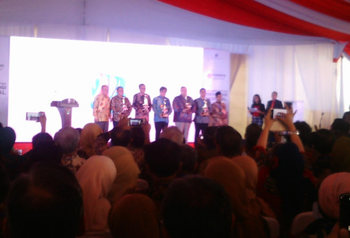 B.J. Habibie Dinobatkan sebagai Tokoh Teknologi Nasional