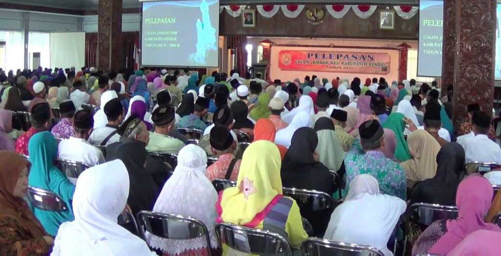 pelepasan jemaah calon haji di Pendopo Kabupaten Kendal, Jateng, Rabu (10/8/2016). (Metrotvnews.com/Iswahyudi)