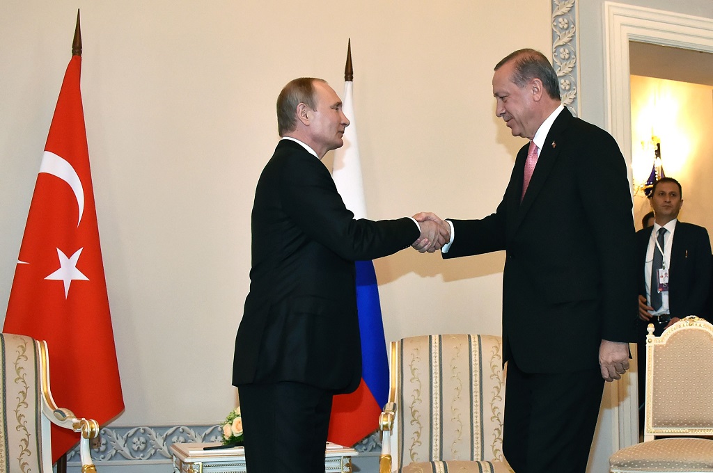 Presiden Turki Recep Tayyip Erdogan (kanan) berjabat tangan dengan Presiden Rusia Vladimir Putin di Saint Petersburg, 9 Agustus 2016. (Foto: AFP/ALEXANDER NEMENOV)
