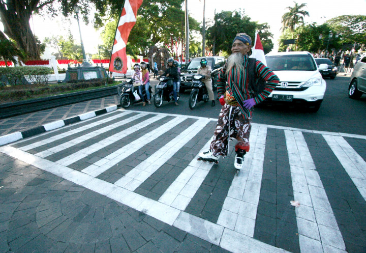 Kakek Belia Bersepatu Roda Yogya-Jakarta