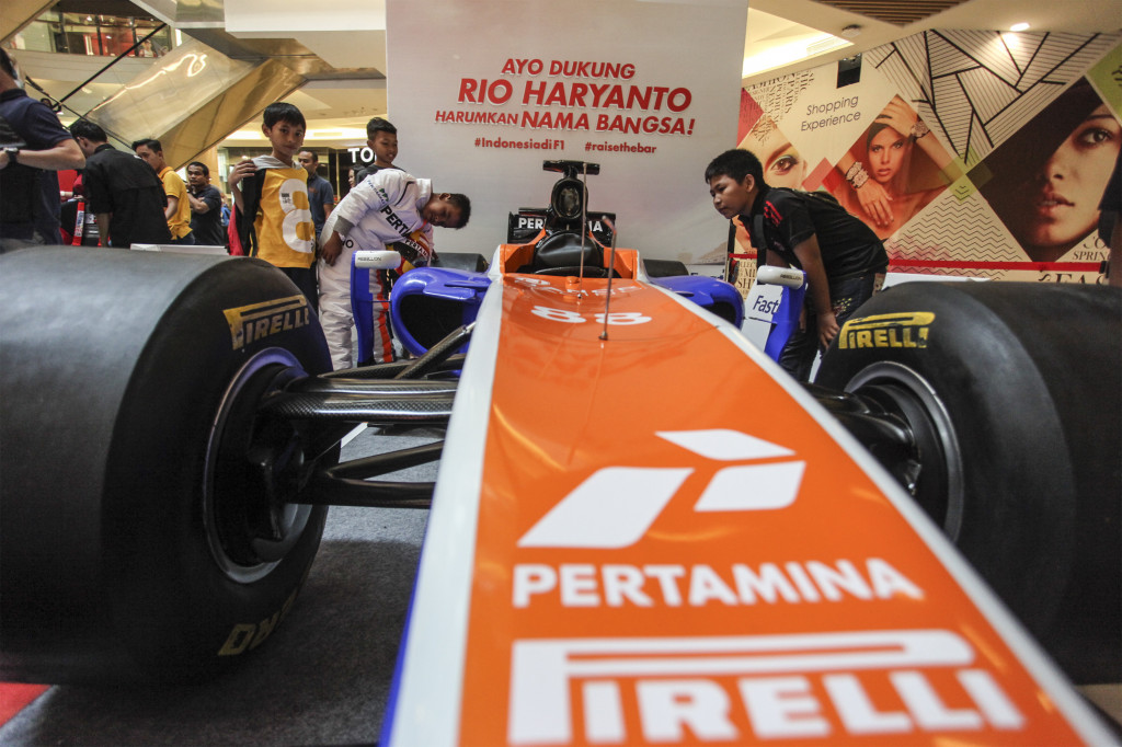 Sejumlah bocah mengamati mobil F1 yang digunakan pembalap F1 Indonesia Rio Haryanto disalah satu stand pameran pada acara Pertamina Days: