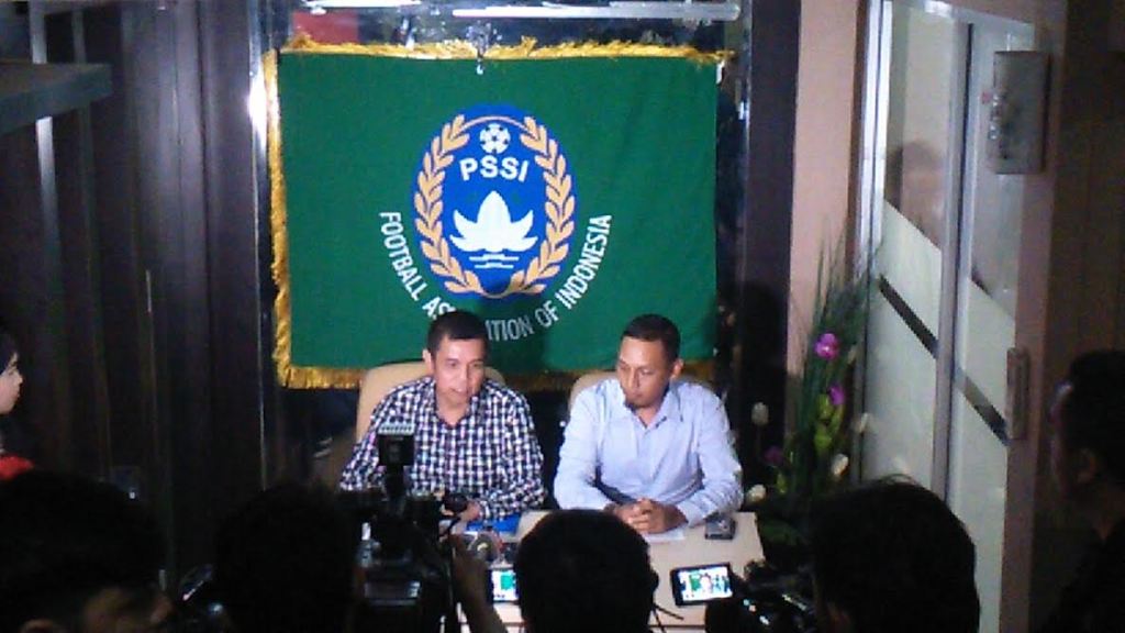 Plt Ketum PSSI, Hinca Pandjaitan (kiri) didampingi Sekjen PSSI, Azwan Karim saat menghadiri konferensi pers terkait penentuan tempat penyelenggaraan kongres pemilihan Ketum PSSI pada Oktober nanti (Foto: MTVN/Rendy Renuki)