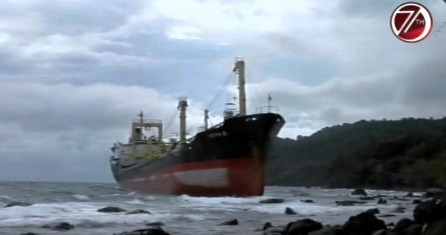 Kapal kargo terdampar di perairan Pantai Balai Gunung Banda Aceh/MTVN