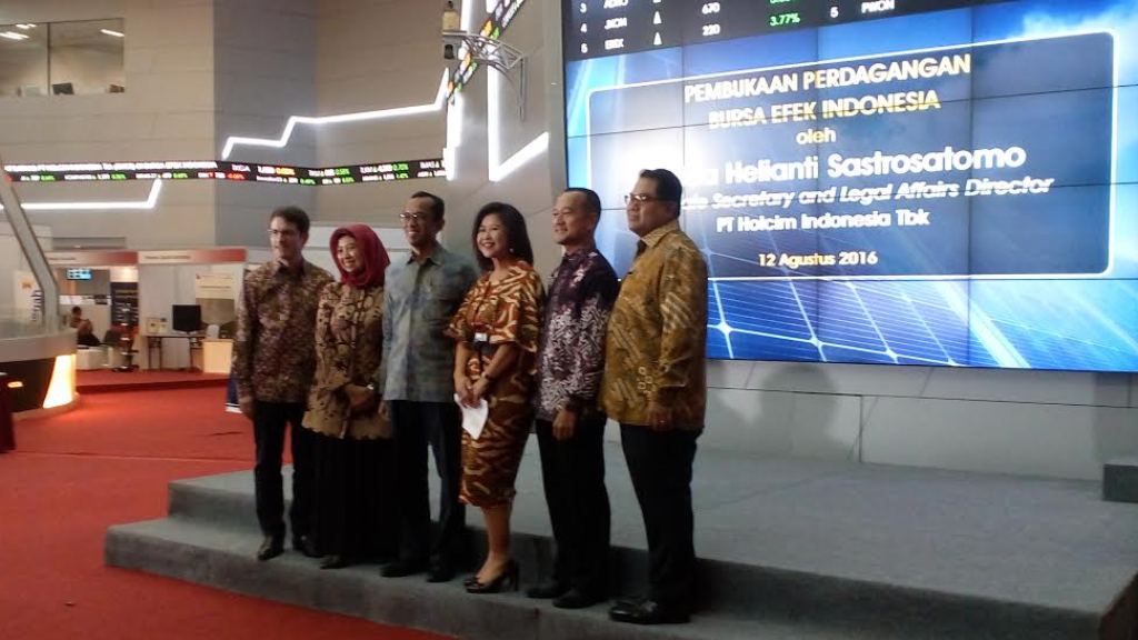 Manajemen Holcim Indonesia usai membuka perdagangan saham di BEI (Foto: MTVN/Dian Ihsan Siregar)