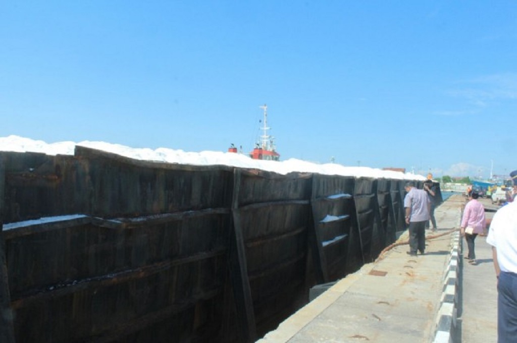 Kapal tongkang bermuatan garam industri di Pelabuhan Cirebon, Rabu 3 Agustus 2016, MTVN - Ahmad Rofahan