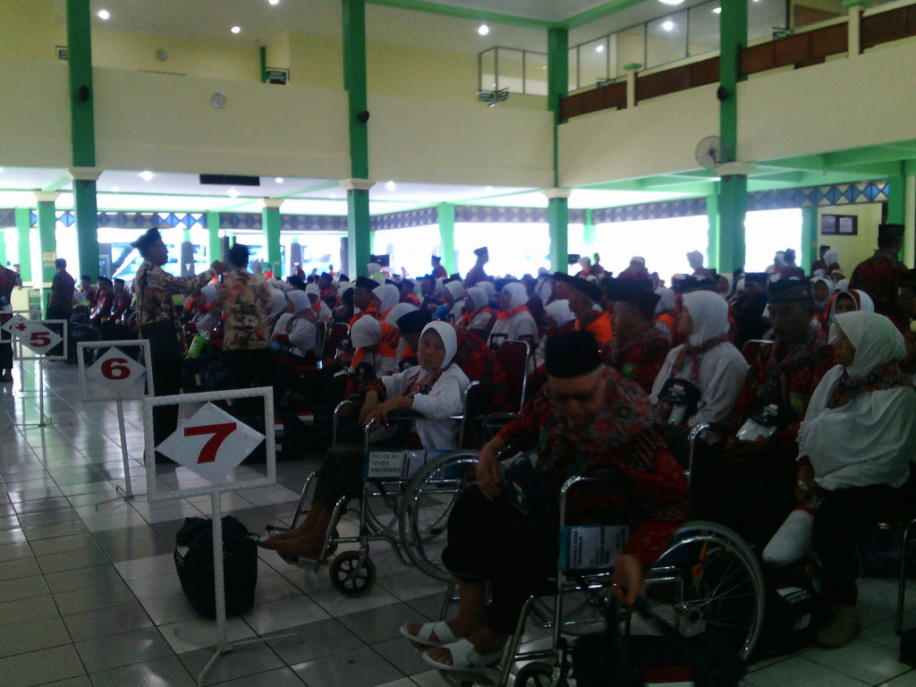 Jemaah calon haji di Asrama Haji Donohudan, Boyolali, Jawa Tengah. Mereka akan diberangkatkan ke Tanah Suci melalui Bandara Adi Soemarmo. (Metrotvnews.com/Pythag Kurniati)