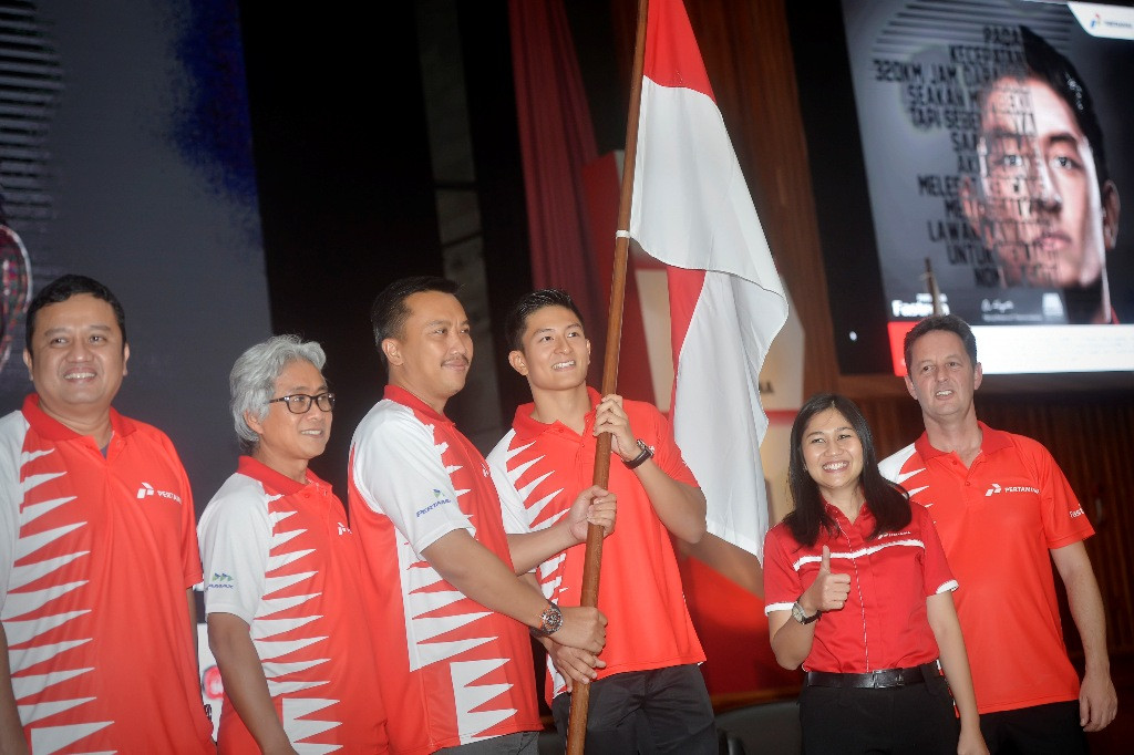 Manajer Rio Haryanto, Piers Hunnisett (kanan) saat menghadiri pelepasan Rio menuju F1 (Foto: ANTARA FOTO/Yudhi Mahatma)