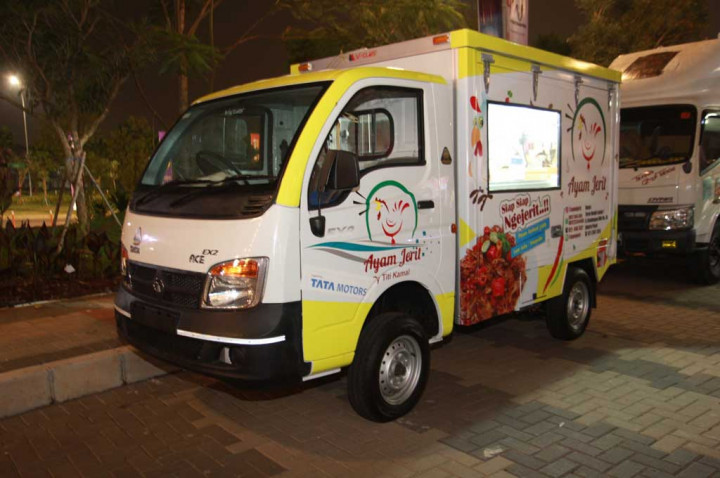 Tata Ace X2 700 cc jadi <i>Food Truck</i> Titi Kamal