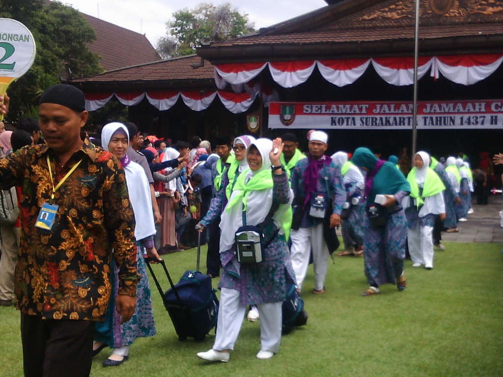 Ratusan jemaah calon haji asal Kota Solo menuju ke bus yang akan membawa mereka ke Asrama Haji Donohudan, Boyolali pada Minggu 14 Agustus 2016 (Foto: MTVN/Pythag Kurniati)