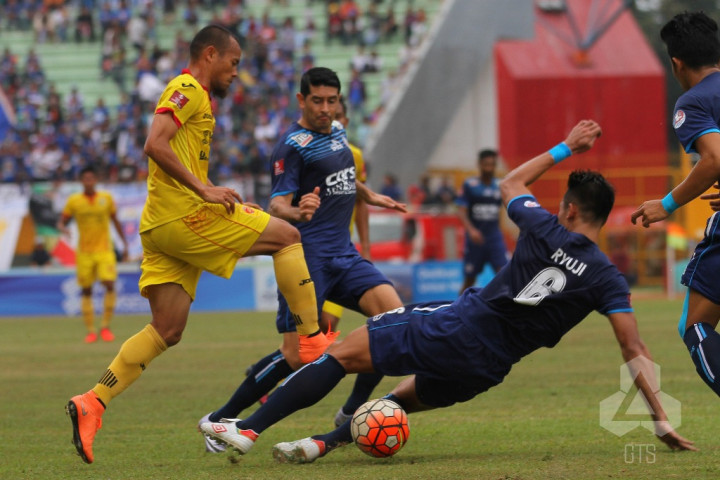 'El Loco' Bawa Arema Buyarkan Kemenangan Sriwijaya FC