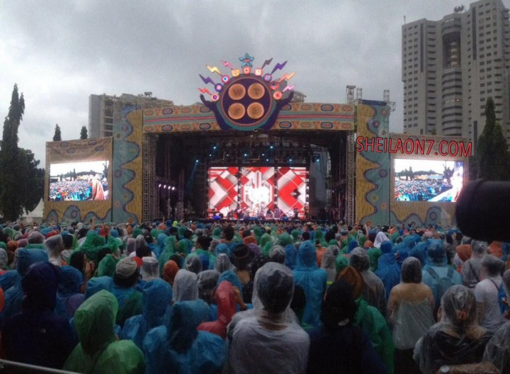 Naif dan Sheila On 7 Ajak Penonton We The Fest Nostalgia