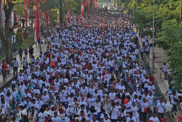Ribuan Warga Jawa Timur Meriahkan Jalan Santai 5 km Go Clean