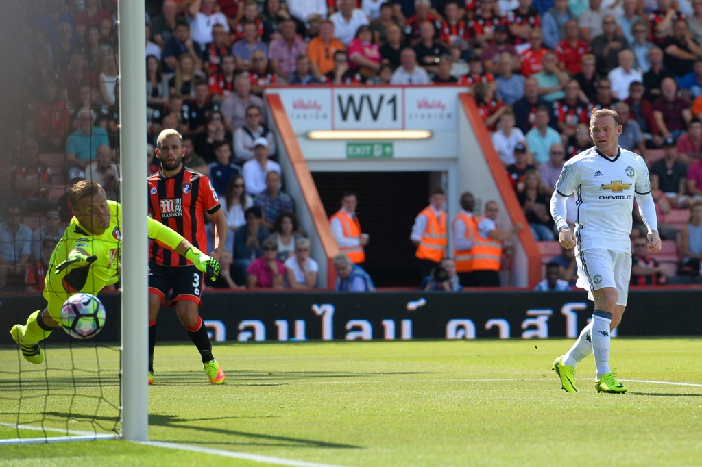 Momen saat terjadinya gol Wayne Rooney (Foto: GLYN KIRK / AFP)