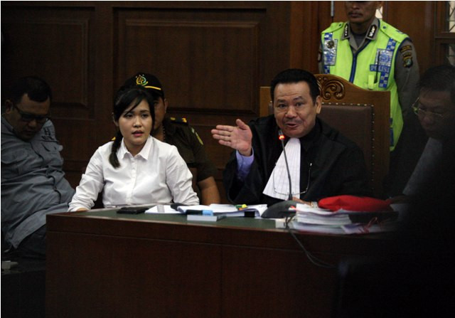 Pengacara Otto Hasibuan bersama terdakwa Jessica Kumala Wongso. Foto: MI/Adam Dwi.