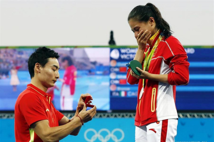 Atlet Loncat Indah Lamar Tunangan Usai Penyerahan Medali