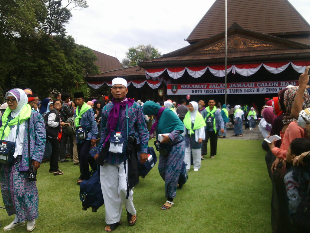 Jemaah calon haji asal Kota Solo menuju ke bus yang akan membawa mereka ke Asrama Haji Donohudan, Boyolali, Jateng, pada Minggu (14/08/2016). (Metrotvnews.com/Pythag Kurniati)