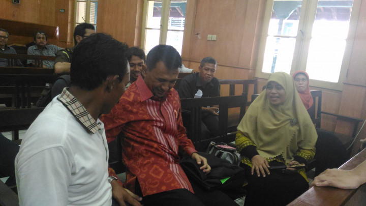 Istri Pertama Bawakan Alquran dan Buku Buat Gatot